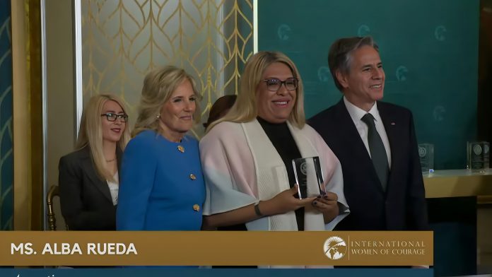 美國：拜登政府為紀念國際婦女節將國際婦女勇氣獎頒給男跨女跨運家