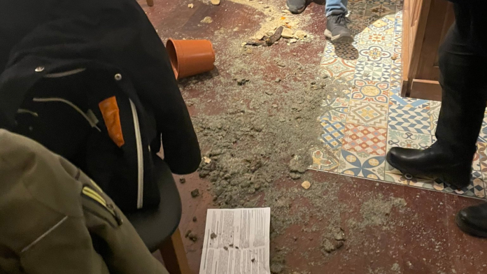 比利時：跨運人士對兒童精神科女講者丟擲牛糞並破壞會議咖啡廳