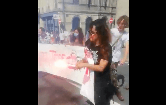 由於聲稱「蕾絲邊沒有陰莖」，法國女同志在 LGBT 驕傲遊行中遭到火炬攻擊