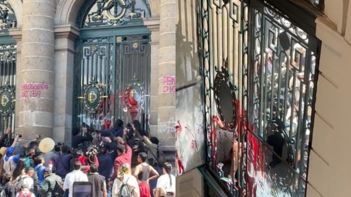 墨西哥：跨運人士攻擊國會大樓 以抗議未成年變性禁令